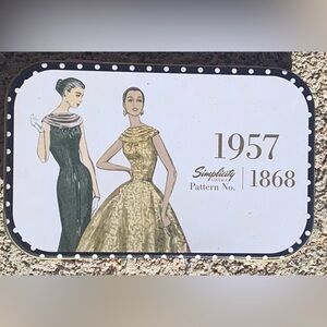 Simplicity cute vintage looking magnetic sewing tin